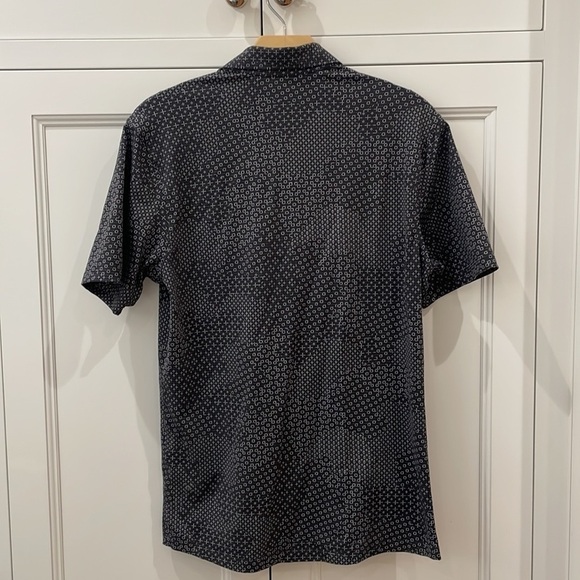 Lululemon Men’s Black & White Stretch Polo Shirt—Great Fabric! Excellent Cond. - Picture 4 of 7